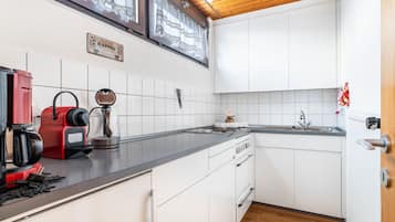 Kühlschrank, Ofen, Herdplatte, Wasserkocher mit Kaffee-/Teezubehör