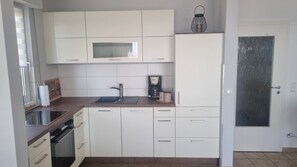 Fridge, oven, stovetop, dishwasher - Modern vacation apartment with panoramic views of the Baltic Sea (Sassnitz)