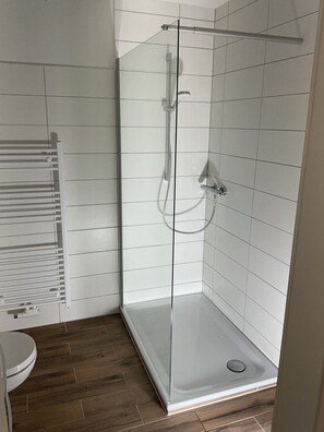 Shower, hair dryer, towels, soap - Modern vacation apartment with panoramic views of the Baltic Sea (Sassnitz)