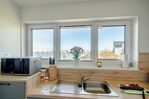 Réfrigérateur, micro-ondes, four, plaque de cuisson