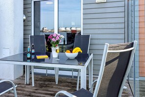 Outdoor dining - Holiday Home 'Am Meer' with Sea View, Private Terrace and Wi-Fi (Kappeln)