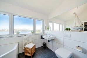 Shower, hair dryer - Holiday Home 'Am Meer' with Sea View, Private Terrace and Wi-Fi (Kappeln)