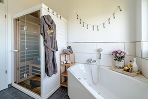 Shower, hair dryer - Holiday Home 'Am Meer' with Sea View, Private Terrace and Wi-Fi (Kappeln)