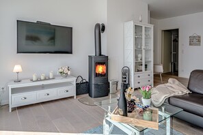 TV, fireplace, DVD player - Apartment 'Kleine Auszeit By Seeblick' with Sea View, Shared Garden and Wi-Fi (Kappeln)