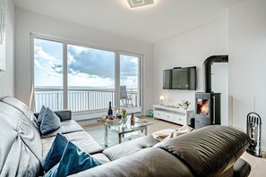 TV, fireplace, DVD player - Apartment 'Kleine Auszeit By Seeblick' with Sea View, Shared Garden and Wi-Fi (Kappeln)