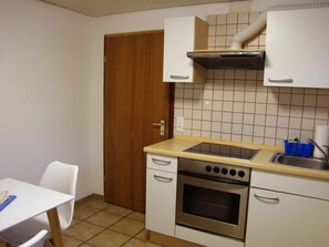 Køleskab, mikrobølgeovn, ovn, kogeplade