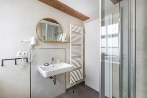 Douche, sèche-cheveux, serviettes fournies
