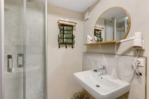 Shower, hair dryer, towels