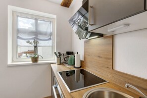 Jääkaappi, uuni, liesi, astianpesukone