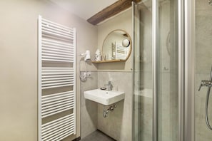 Dusche, Haartrockner, HandtĂŒcher
