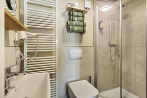 Shower, hair dryer, towels - Room 'Doppelzimmer 3' with Wi-Fi (Schwalmstadt)