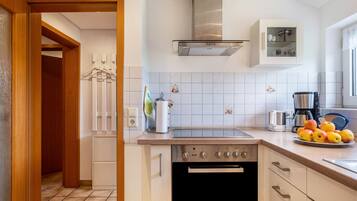 Køleskab, mikrobølgeovn, ovn, kogeplade