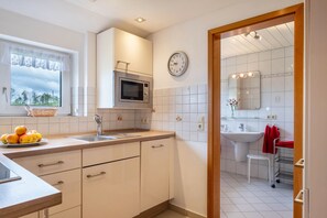 冷蔵庫、電子レンジ、オーブン、コンロ