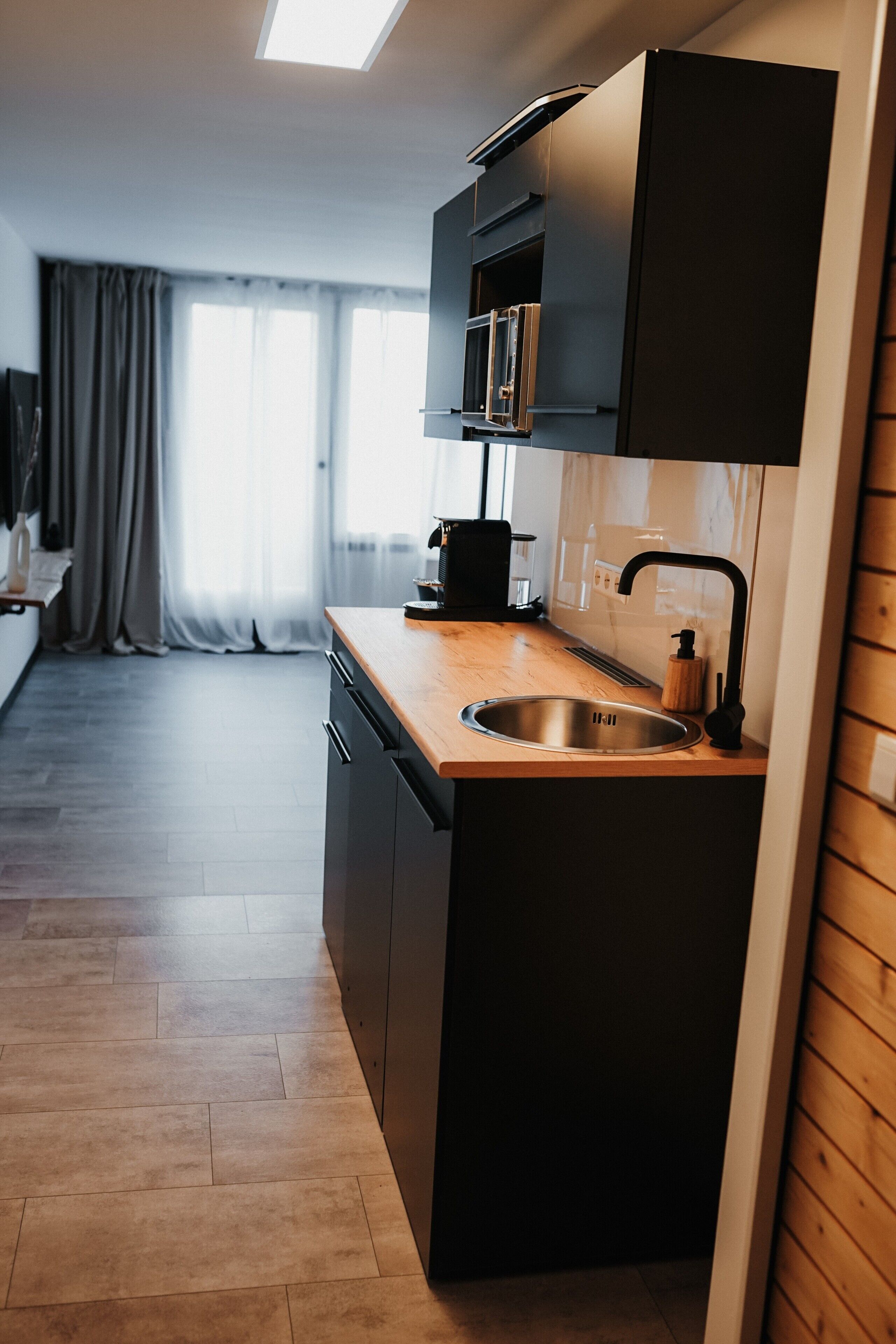 Een koelkast, een magnetron, een kookplaat