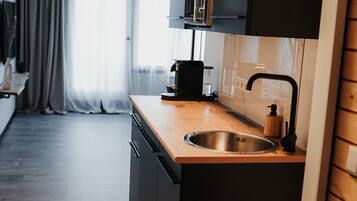 Een koelkast, een magnetron, een kookplaat