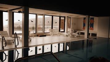 Een binnenzwembad, een verwarmd zwembad