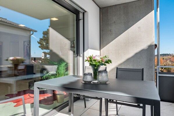 Outdoor dining - Apartment 'Purer Genuss - Exklusive' with Mountain View, Wi-Fi and Air Conditioning (Owingen)