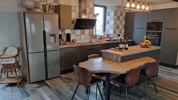 Réfrigérateur, micro-ondes, four, plaque de cuisson