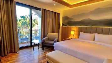 Deluxe-Zimmer, 1 King-Bett, Nichtraucher, Bergblick | Hochwertige Bettwaren, Betten mit Memory-Foam-Matratzen, Schreibtisch