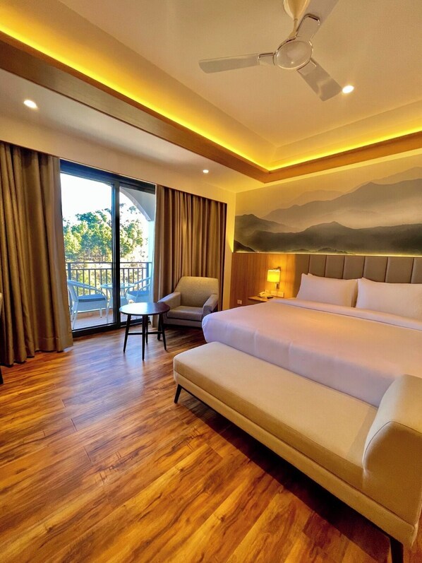 Deluxe Room, 1 King Bed, Non Smoking, Mountain View