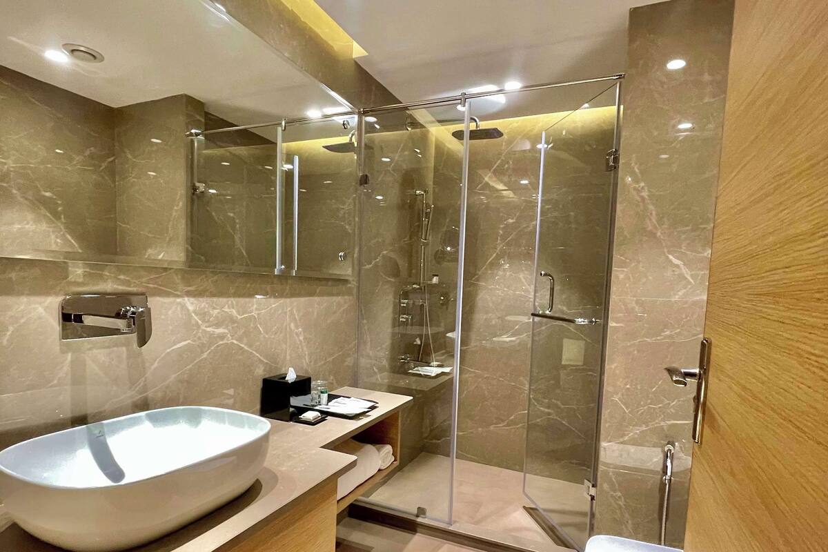 Umweltfreundliche Kosmetikartikel, Haartrockner, Hausschuhe, Bidet