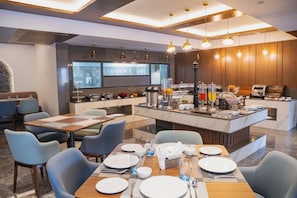 Bao gồm bữa sáng buffet vào ngày cuối tuần