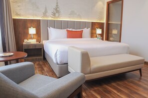 Executive Suite, 1 King Bed, Bathtub, Valley View (Separate Living Room)