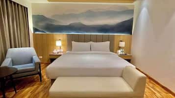 Deluxe Room, 1 King Bed, Non Smoking, Mountain View | In-room safe, desk, laptop workspace, blackout curtains