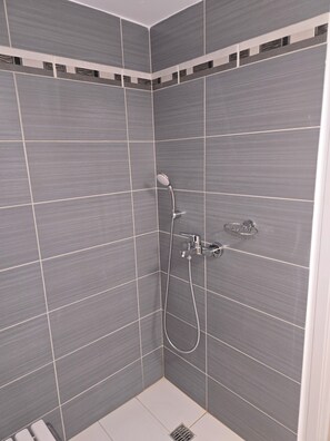 Shower, hair dryer, towels - Elite Metro Station Peraeus (Pireas)