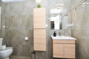 Een douche, een haardroger, handdoeken, zeep