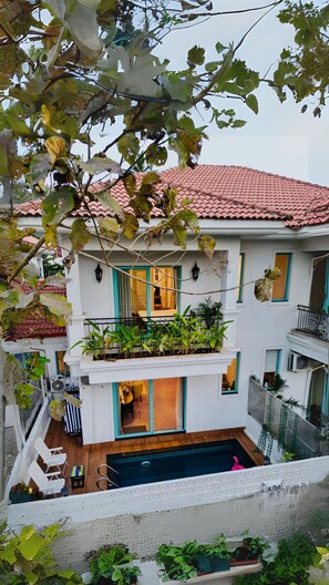 Property grounds - Lux Private Pool Villa in Anjuna/Assagao with PS5 + Board Games - by Zen Den Goa (Assagao)