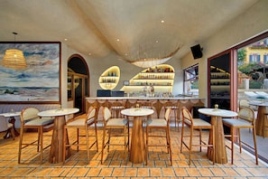 Bar en bord de piscine
