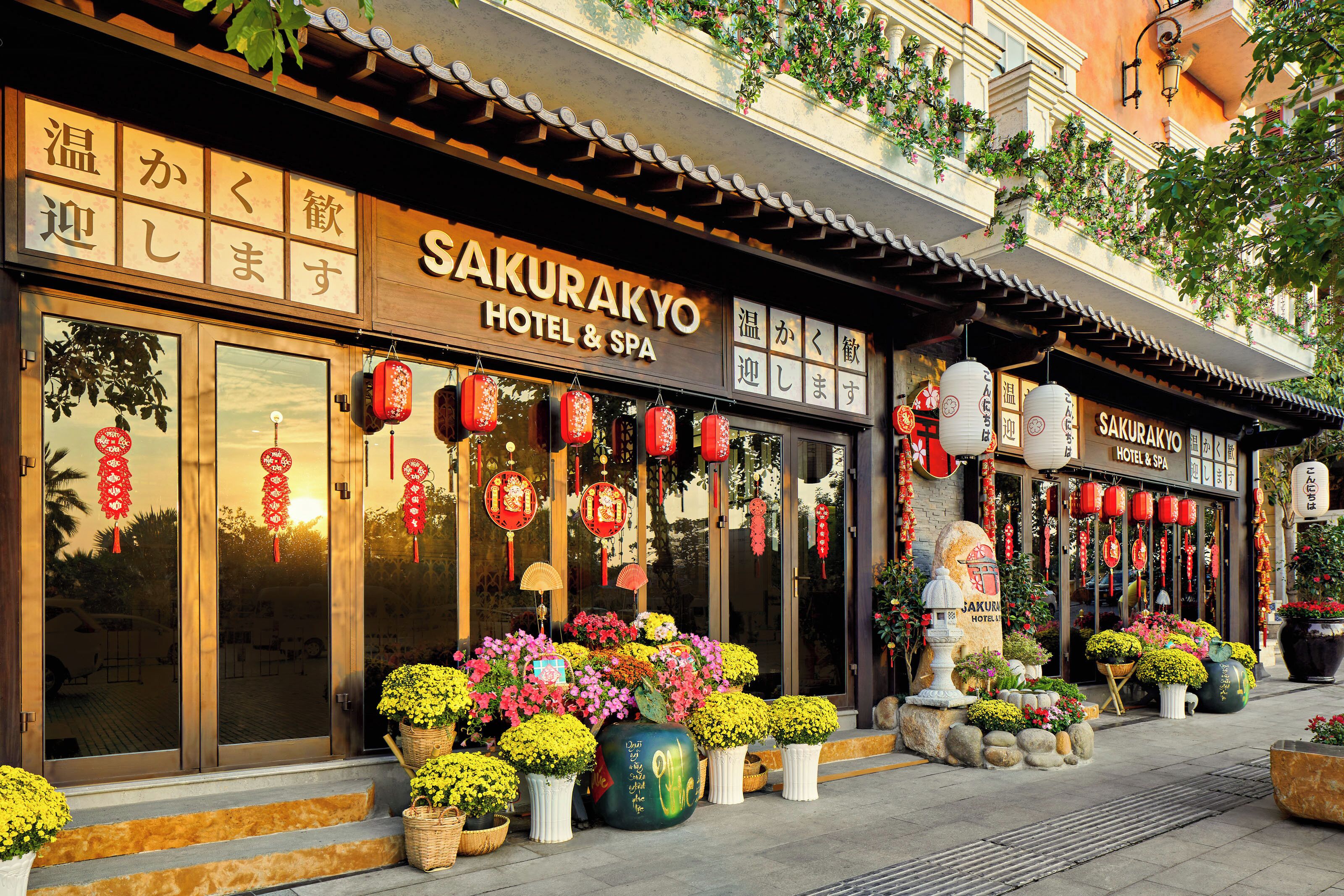 Entrada de hotel con decoración japonesa tradicional, que incluye faroles y plantas en macetas.
