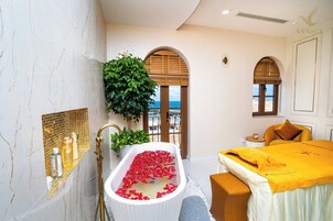 Couples treatment rooms, steam room, hydrotherapy, aromatherapy