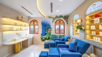 Couples treatment rooms, steam room, hydrotherapy, aromatherapy