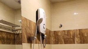 Een badkamer met toilet, douche en wastafel.