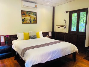 Habitación doble estándar, balcón, vista al patio | Caja de seguridad en la habitación y wifi gratis