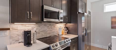 Refrigerador, microondas, horno y parrilla de estufa