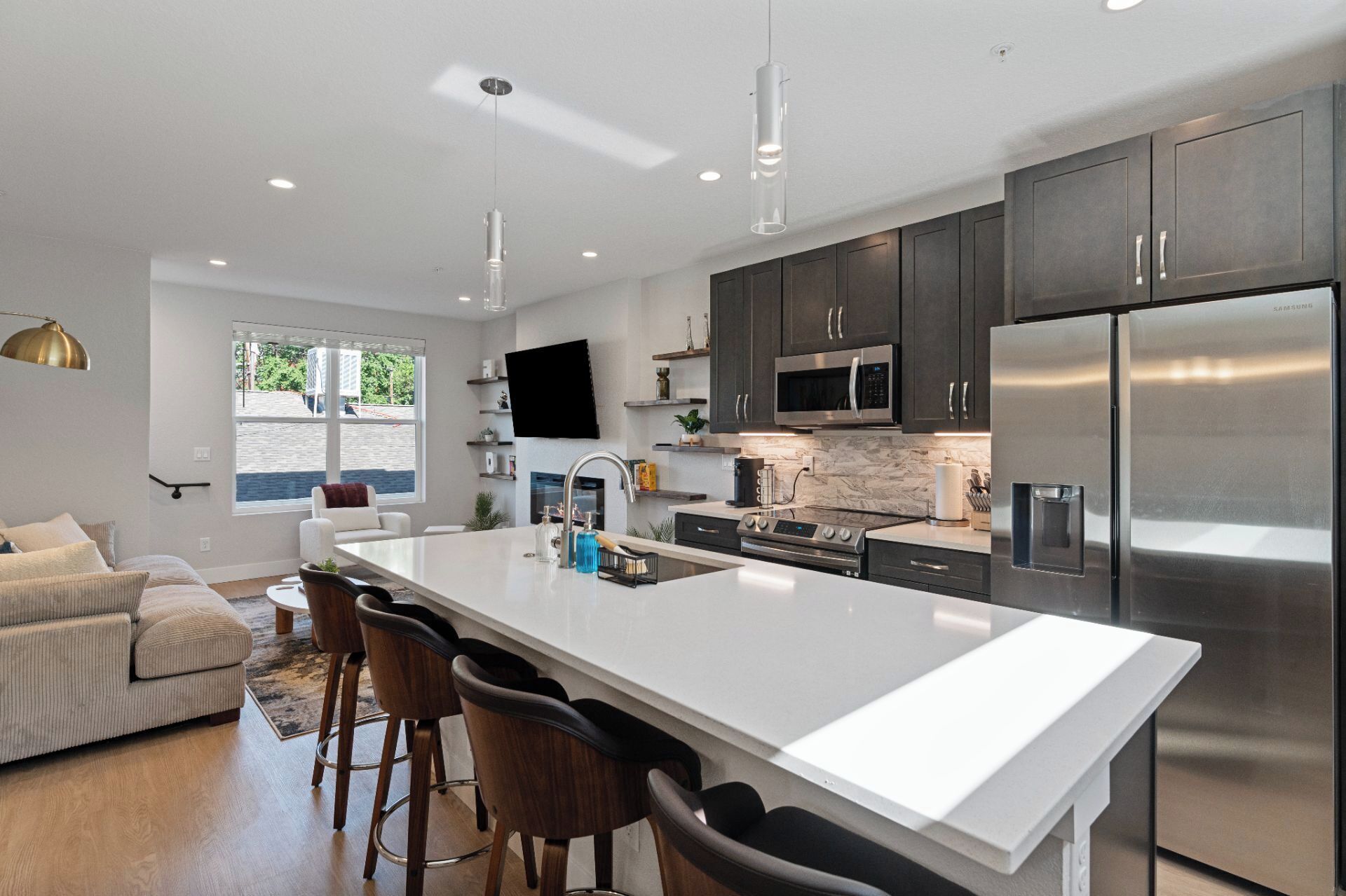 Réfrigérateur, micro-ondes, four, plaque de cuisson