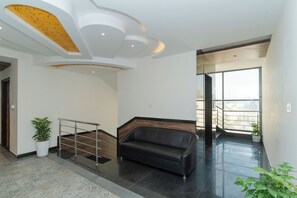 Deluxe Double or Twin Room, City View | Living area