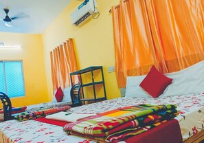 Escritorio, wifi gratis, ropa de cama