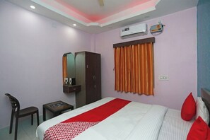 Escritorio, wifi gratis, ropa de cama