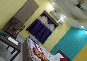Escrivaninha, Wi-Fi de cortesia, roupa de cama