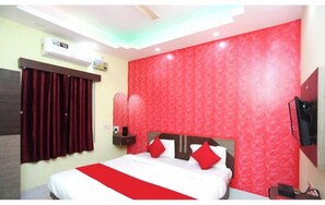 Een bureau, gratis wifi, beddengoed