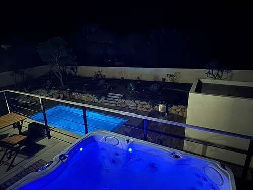 Villa pool jacuzzi