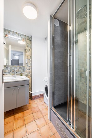 Secador de pelo y toallas