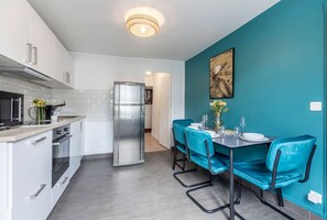 Refrigerador, microondas, horno y cafetera y tetera 