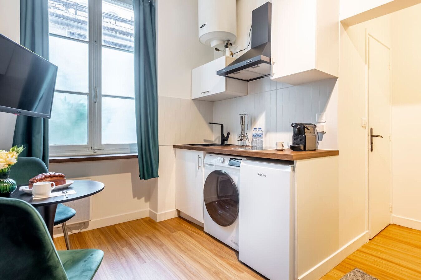 Kaffetrakter/tekoker, kjøkkenutstyr og spisebord