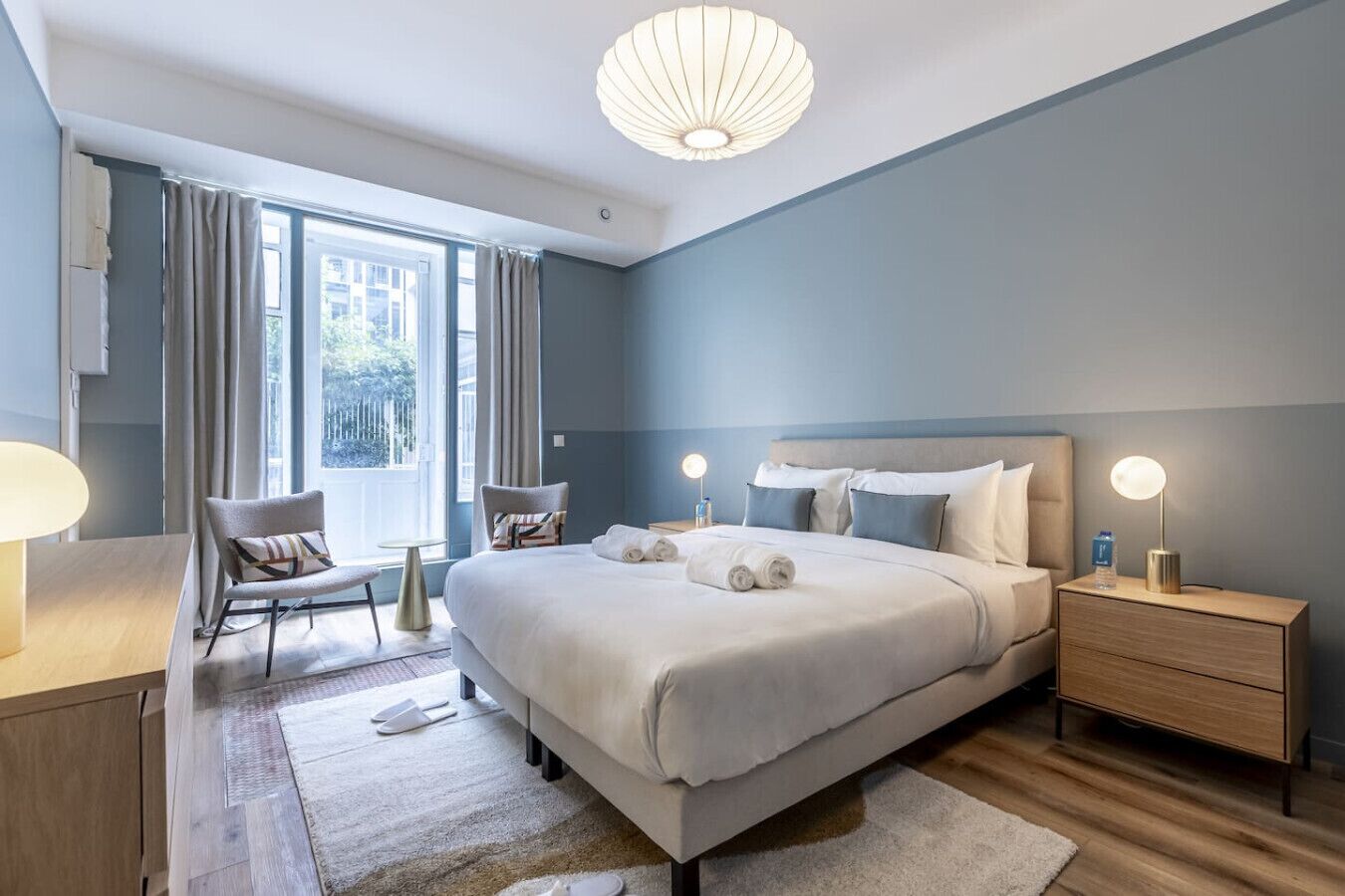 2 chambres, bureau, fer et planche à repasser, lit de bébé portatif