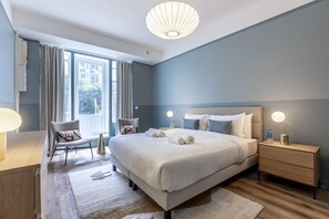 2 slaapkamers, een bureau, een strijkplank/strijkijzer, reisbedje